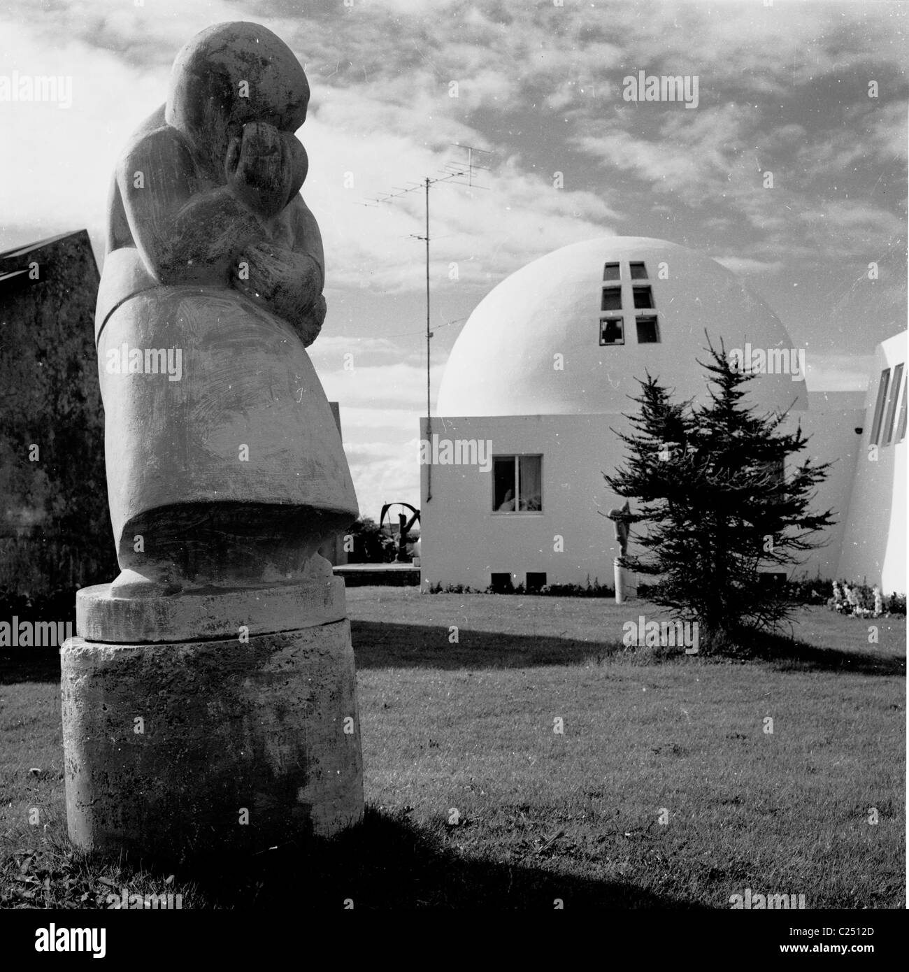 1950, una scultura d'arte astratta nei terreni del moderno edificio futuristico, casa di Asmundarsafn Sveinsson, Reykjavik, Islanda. Foto Stock
