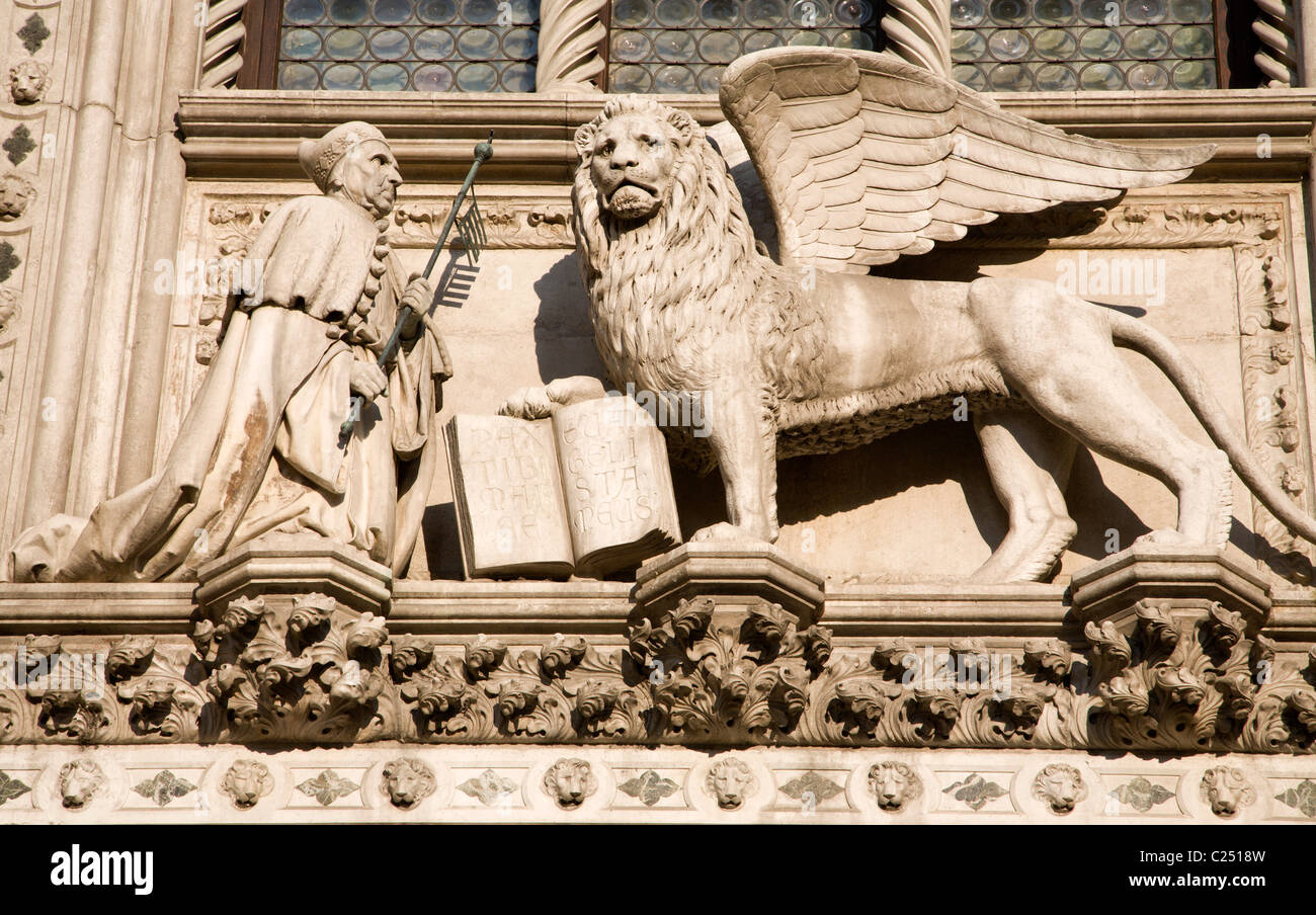 Venezia - Leone di st. Contrassegnare dal palazzo ducale - Porta della Carta da Francesco Foscari Foto Stock