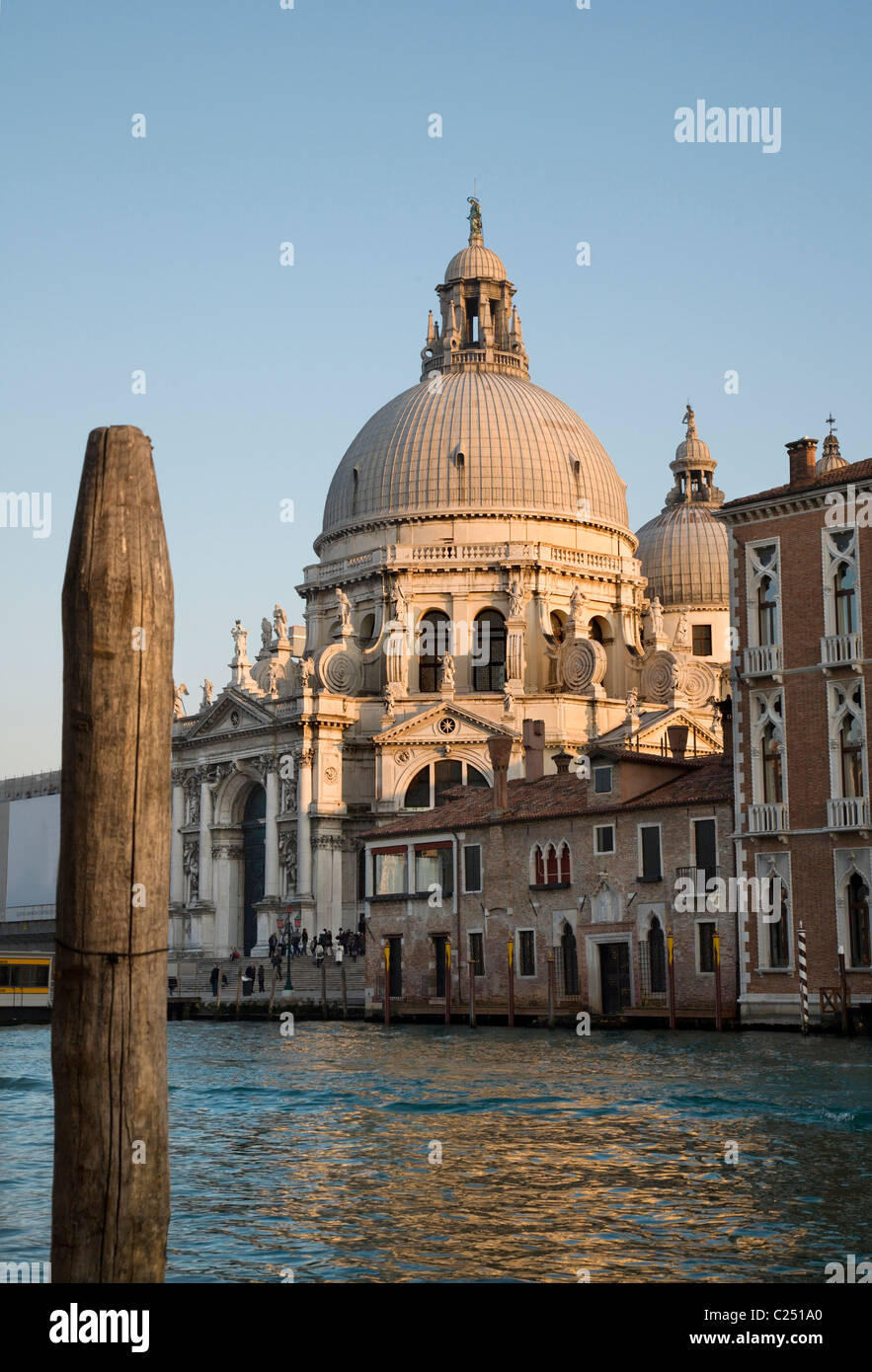 Venezia - Chiesa di Santa Maria della Salute, nella luce della sera Foto Stock