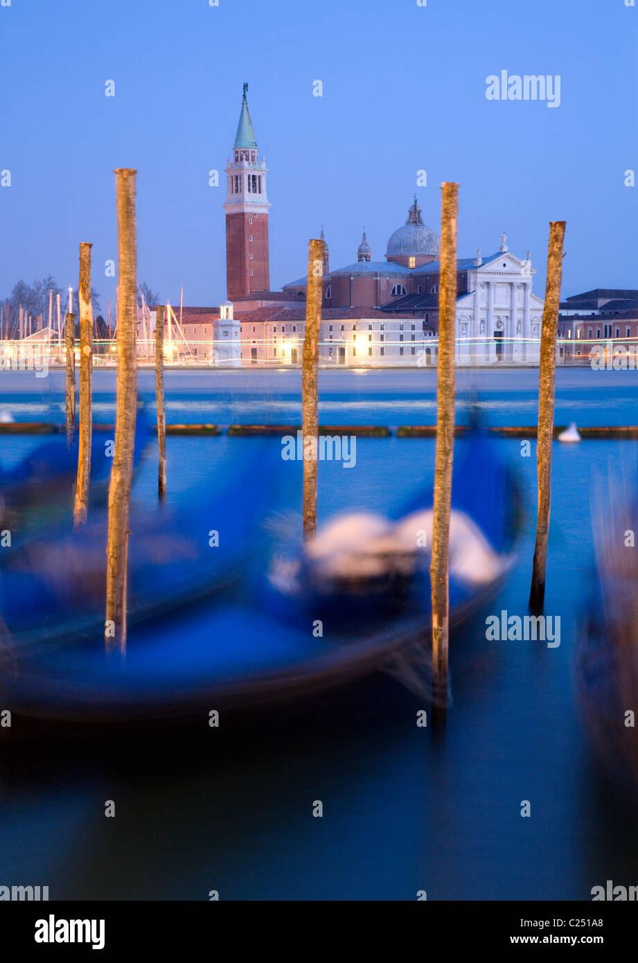 Venezia - Chiesa di San Giorgio Maggiore e gondole di sera Foto Stock