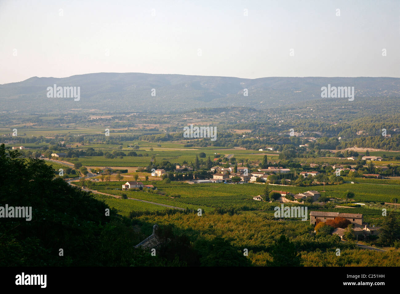 Il paesaggio del Luberon area collinare, Vaucluse Provence, Francia. Foto Stock