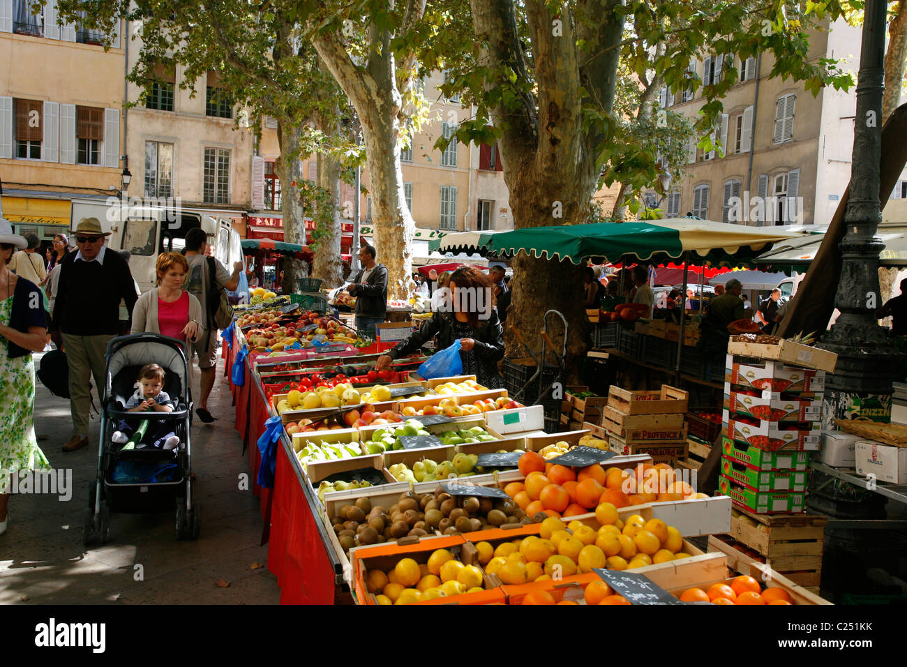 Mercato al posto di Richelmi nella Vieil Aix il vecchio quartiere di Aix en Provence, Bouches du Rhone, Provenza, Francia. Foto Stock