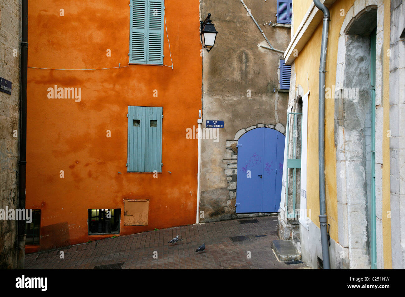 La facciata della casa nel vecchio quartiere, Hyeres Var, Provenza, Francia. Foto Stock