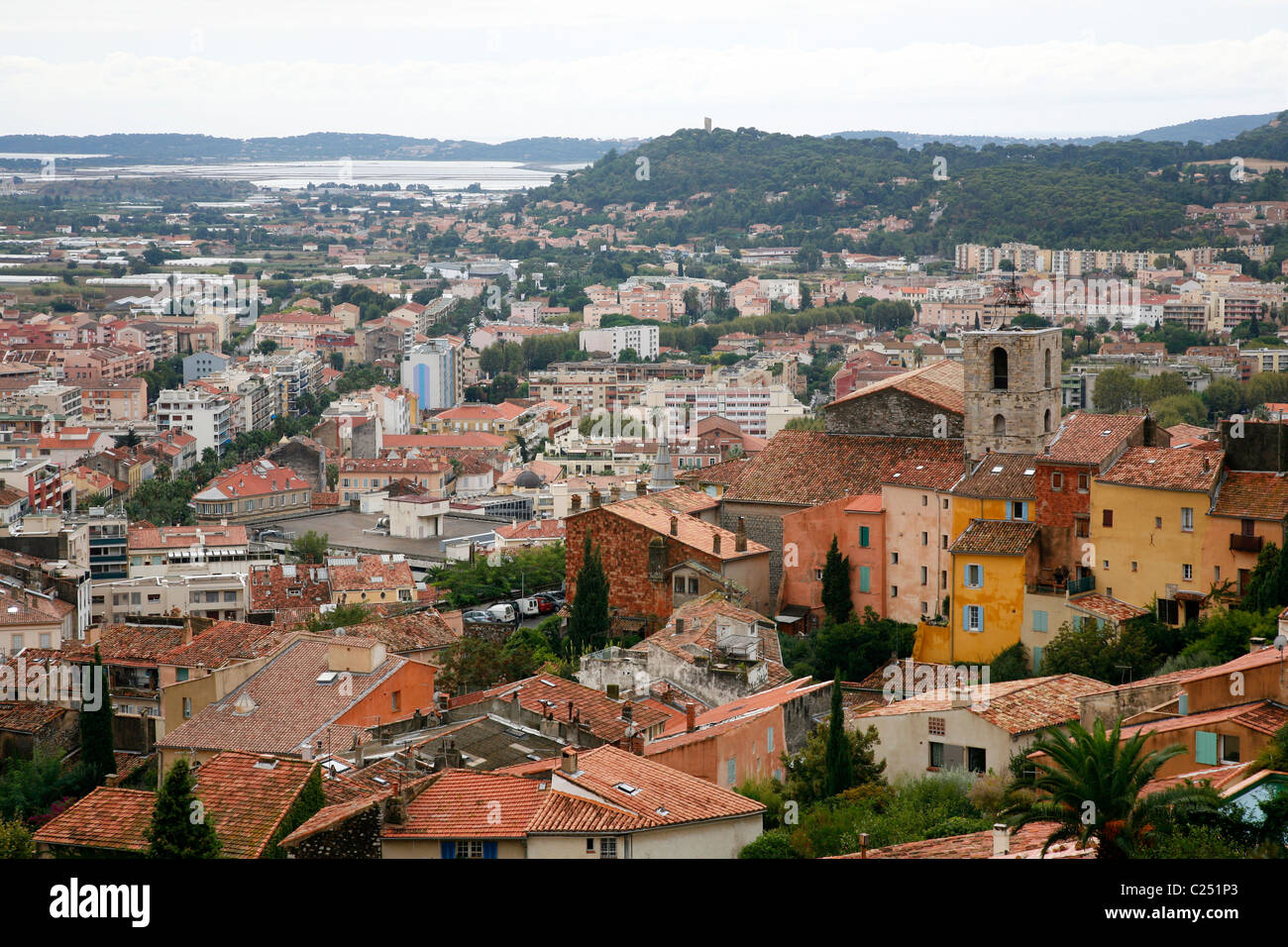 Vista sul quartiere vecchio di Hyeres e le isole, Var, Provenza, Francia. Foto Stock