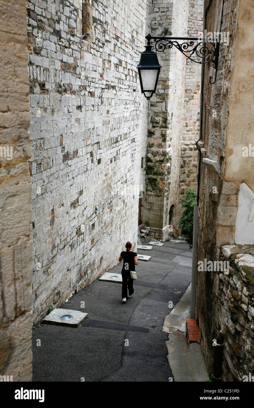 Scena di strada nel quartiere vecchio, Hyeres Var, Provenza, Francia. Foto Stock