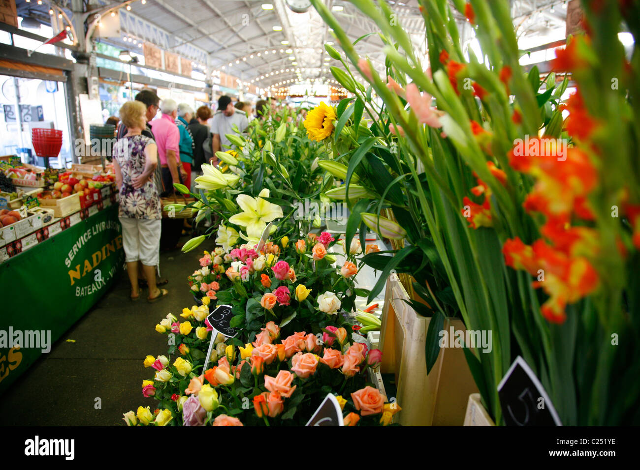 Pressione di stallo che vendono fiori a lui Cours Massena mercato nella città vecchia, Antibes, Alpes Maritimes, Provenza, Francia. Foto Stock