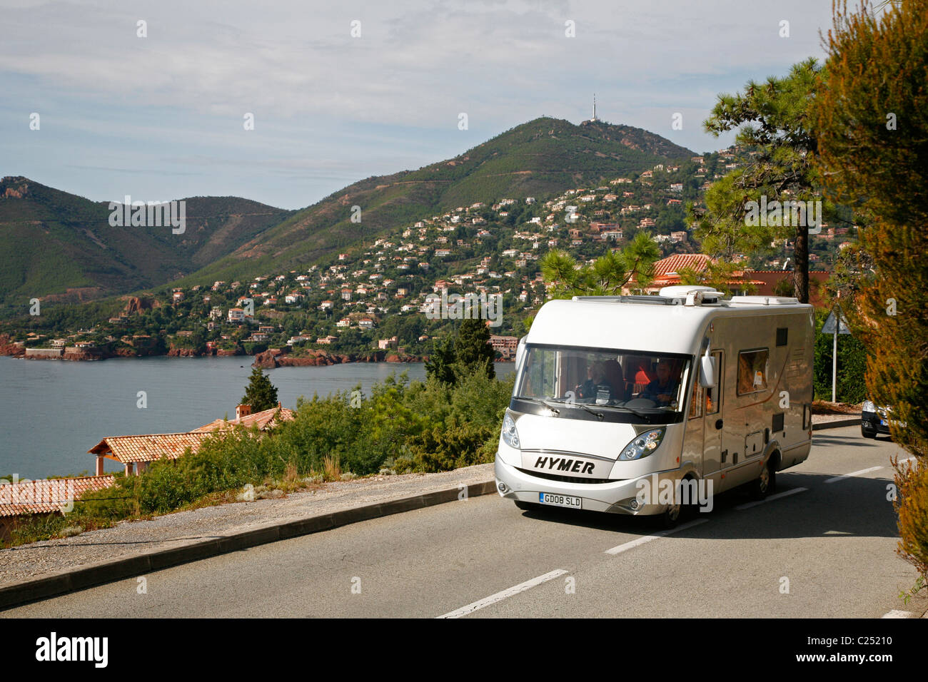 Camper van guidando lungo il Esterel coast road, Var, Provenza, Francia. Foto Stock