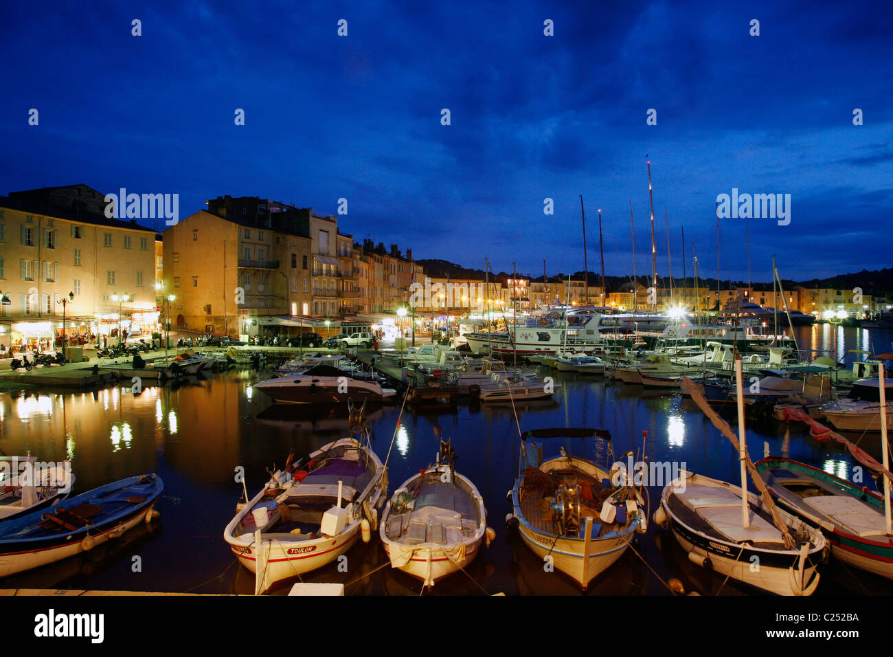 Yacht e Barche nel porto, Saint Tropez, Var, Provenza, Francia. Foto Stock