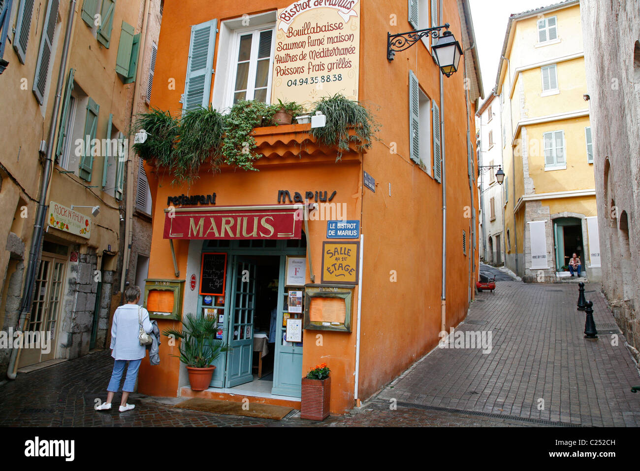 Scena di strada nel quartiere vecchio, Hyeres Var, Provenza, Francia. Foto Stock