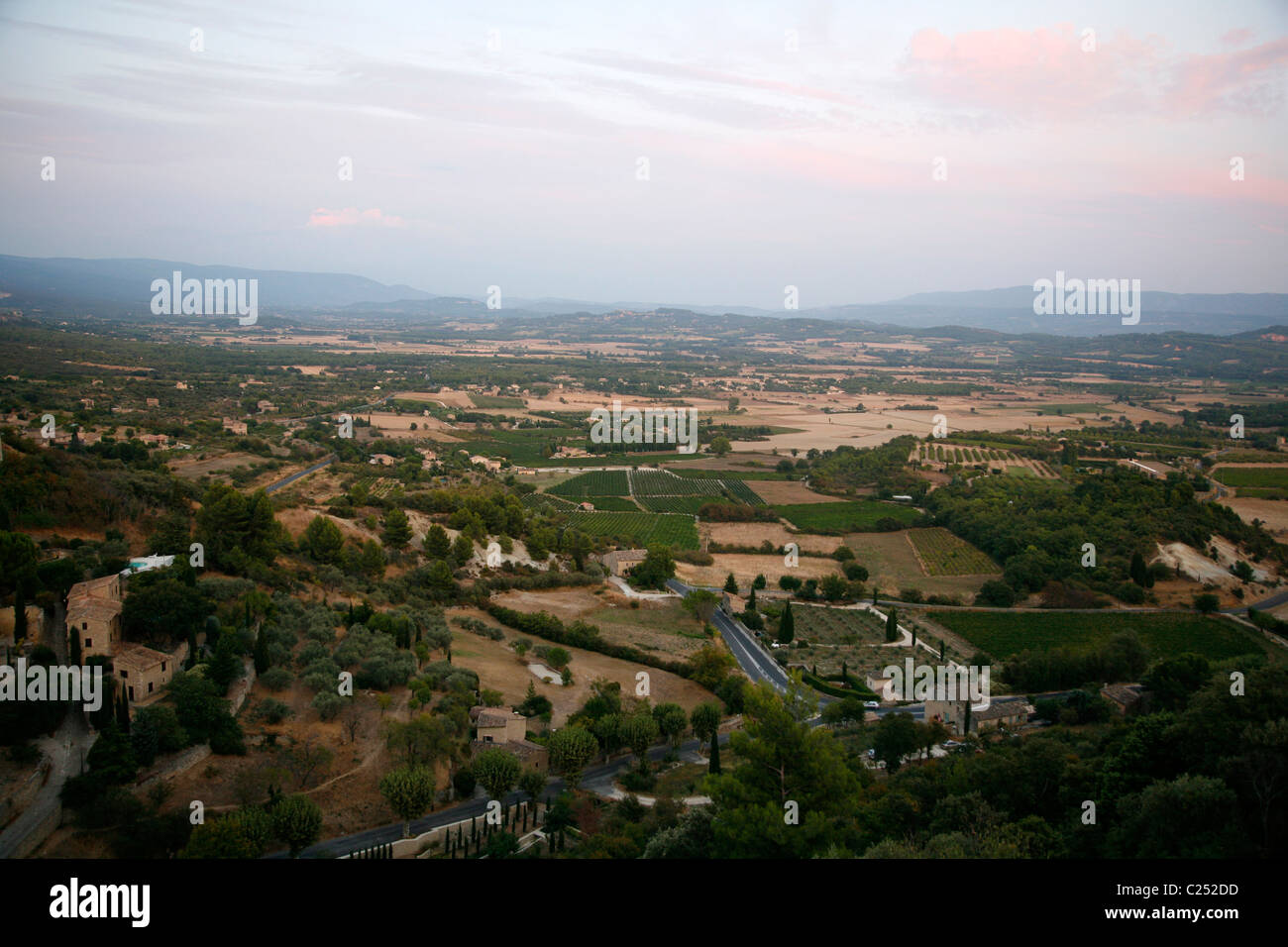 Il paesaggio del Luberon area collinare visto da di Gordes, Vaucluse Provence, Francia. Foto Stock
