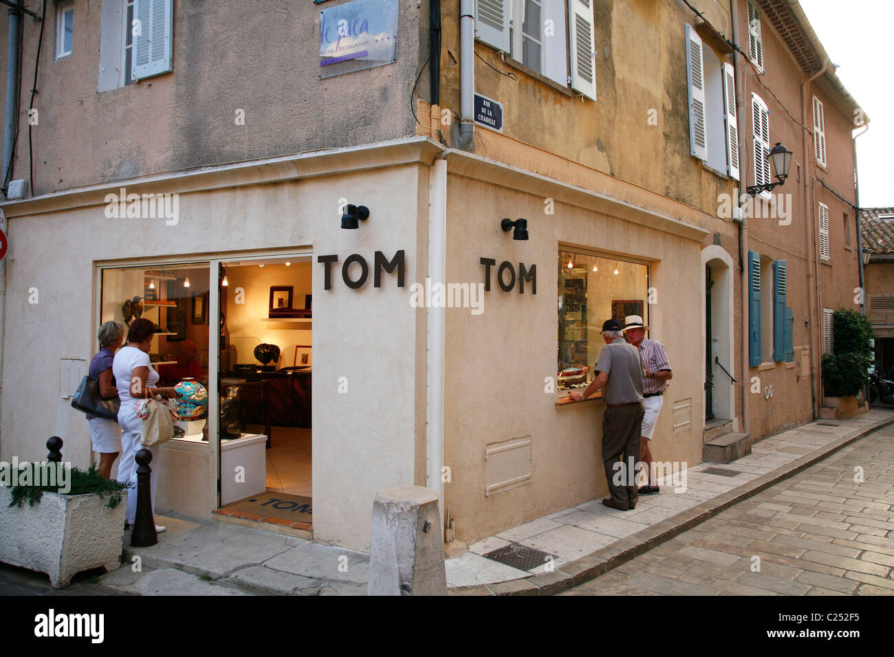 Strada di Vieille Ville con boutique esclusive, la città vecchia, Saint Tropez, Var, Provenza, Francia. Foto Stock