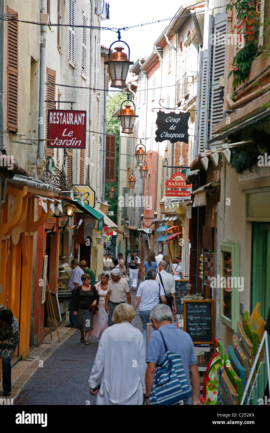 Vieil Antibes, scene di strada nella città vecchia, Antibes, Alpes Maritimes, Provenza, Francia. Foto Stock
