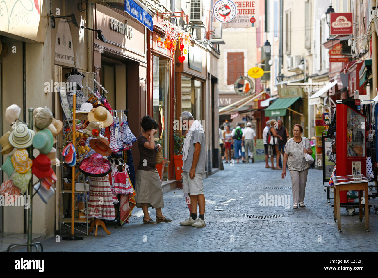 Scena di strada, LIsle sur la Sorgue, Vaucluse Provence, Francia. Foto Stock