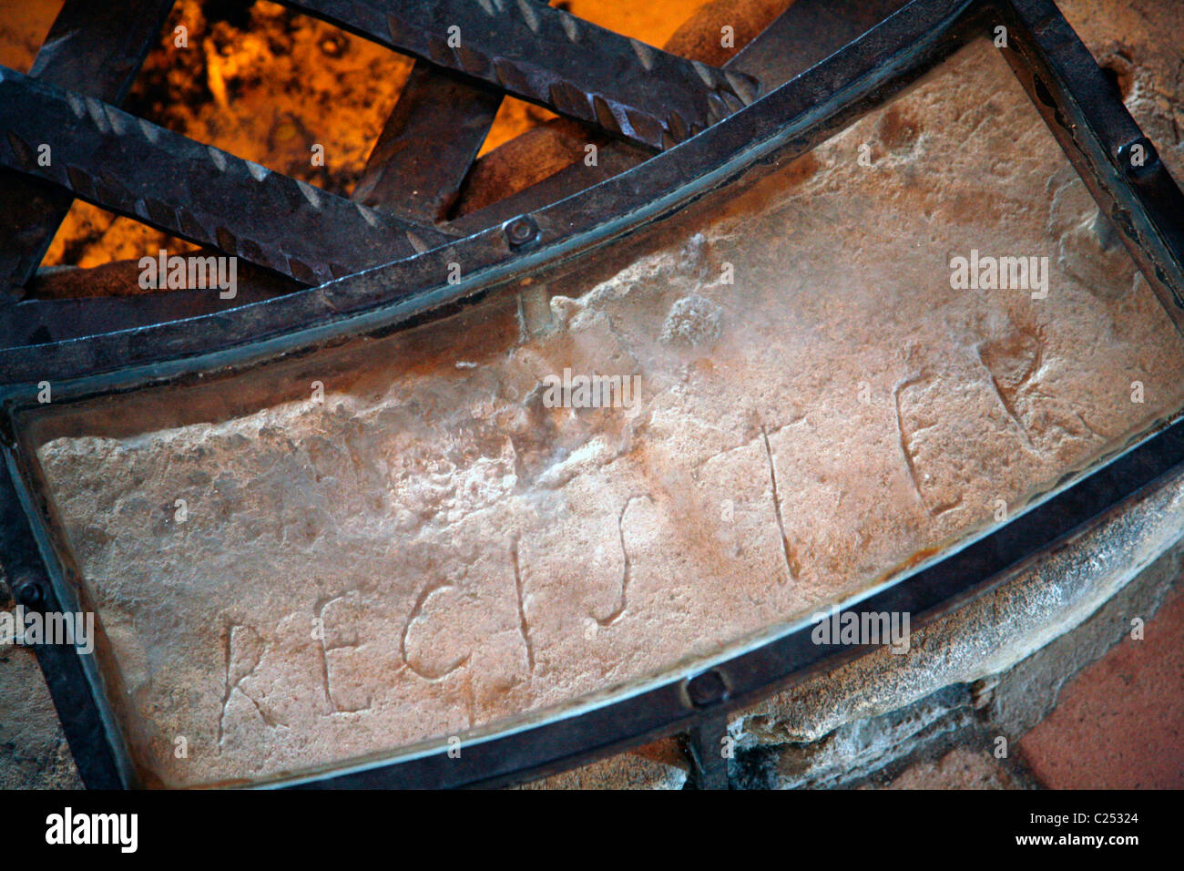 Scolpiti parola 'Recister' scritto da prigioniero Marie Durand all'interno del Tour de Costanza tower, Aigues Mortes, Provenza, Francia. Foto Stock