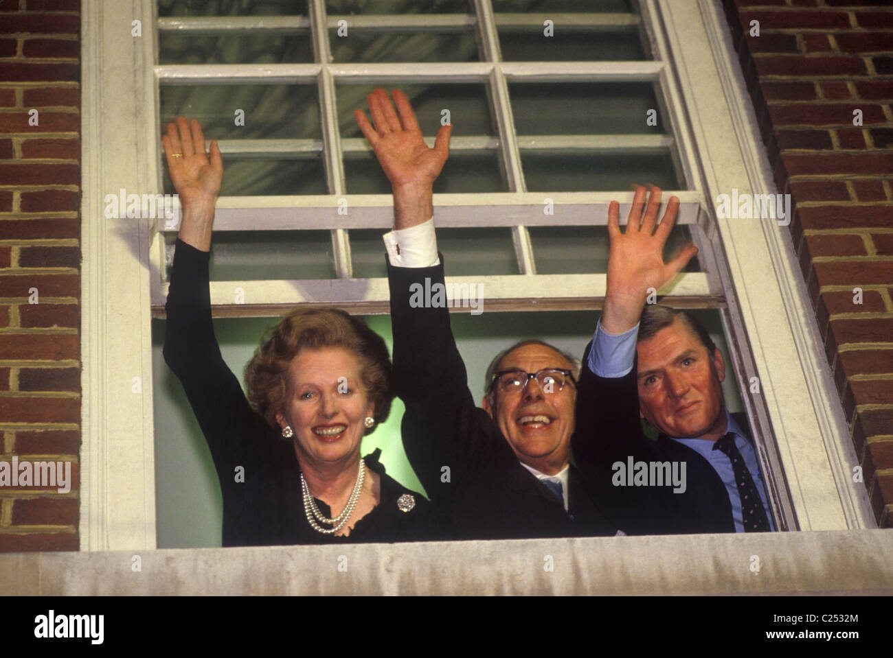 Margaret Thatcher, Denis Thatcher, Cecil Parkinson presso l'ufficio centrale conservatore 32 Smith Square (CCO) ora chiamato Conservative Campaign Headquarters (CCHQ), celebrazione dopo la vittoria alle elezioni generali del 1983. Londra Regno Unito Inghilterra degli anni '1980. HOMER SYKES Foto Stock