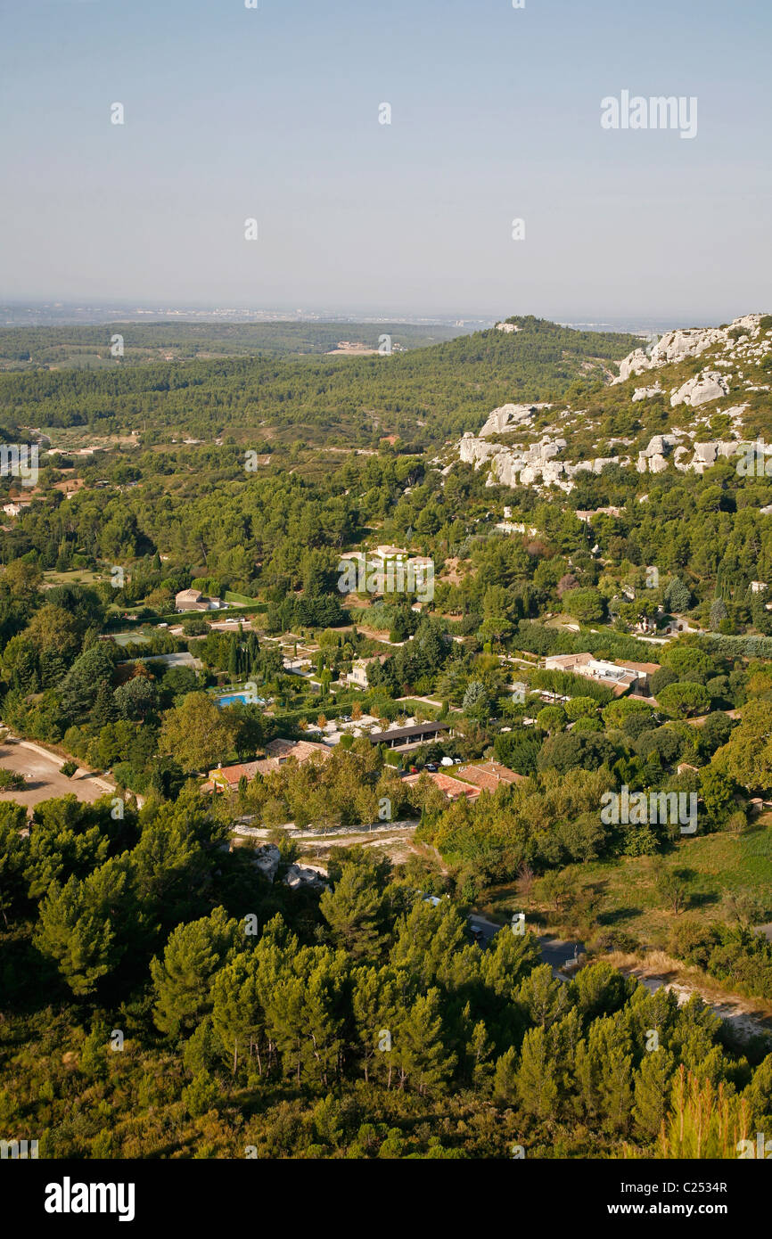 Vedute del paesaggio visto dalla cittadella in Les Baux de Provence, Bouches-du-Rhone, Provenza, Francia. Foto Stock