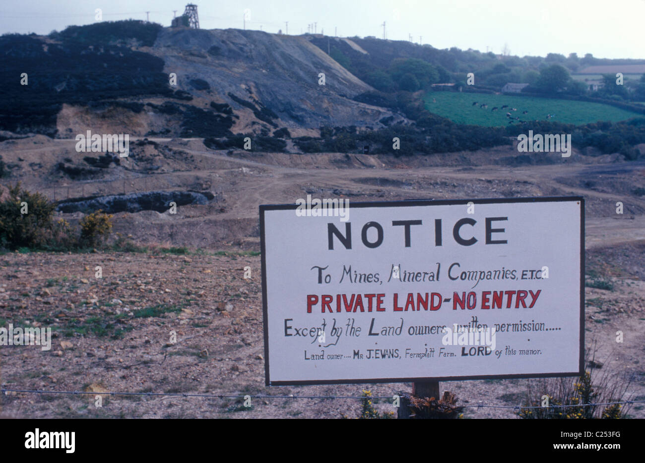 Disputa territoriale locale. Proprietari terrieri nessun cartello di ingresso e rivendicazione di diritti manoriali. “Avviso alle miniere, alle società minerarie ecc.. Terreno privato senza ingresso. Tranne il permesso scritto dei proprietari terrieri. Presentato dal signor J. Evans, Fernsplatt Farm, signore di questa casa. Parrocchia di Gwennap. Baldhu, Chacewater, Cornovaglia, Inghilterra 1978 1970s Regno Unito HOMER SYKES Foto Stock