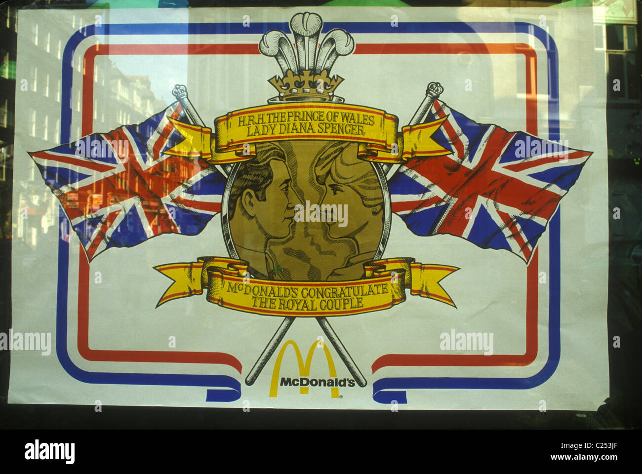 Royal Wedding Prince Charles Lady di Diana Spencer poster nuziale nella finestra del fast food McDonalds. Londra Regno Unito 1980s 29 luglio 1981 HOMER SYKES Foto Stock