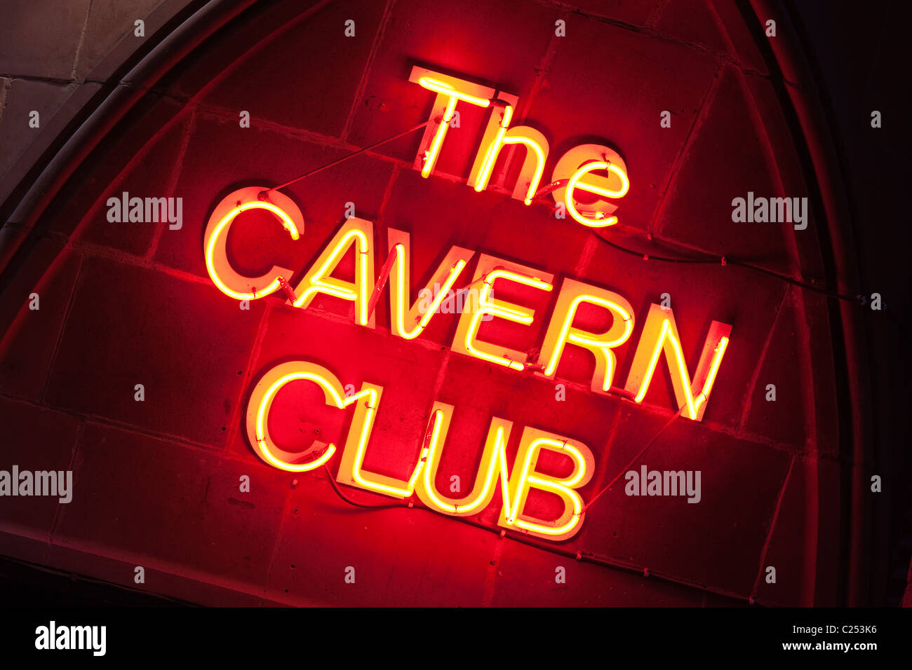 Segno sopra l'ingresso al famoso Cavern Club di Liverpool Foto Stock