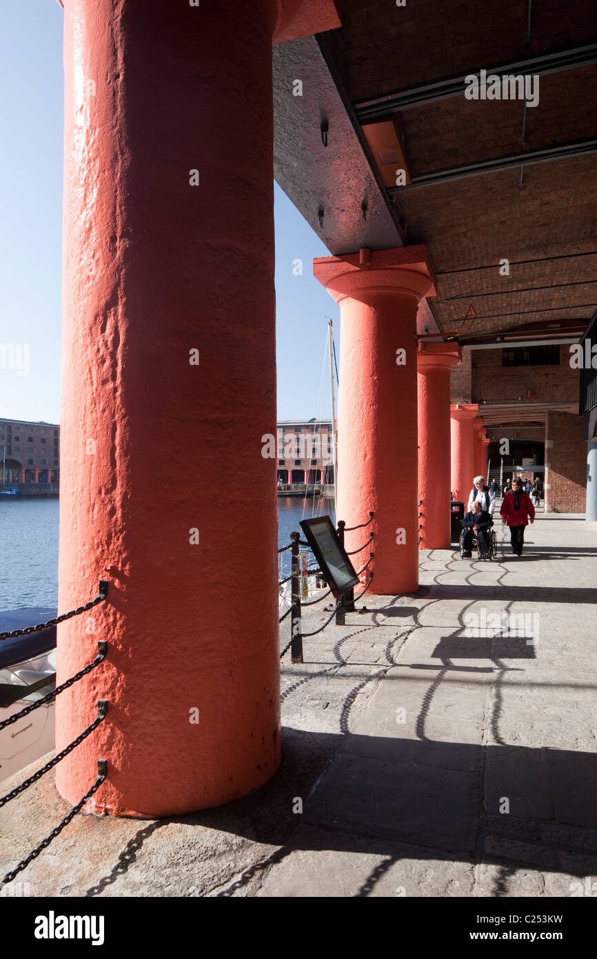 Le colonne in rosso sul lato di Albert Dock, Liverpool Foto Stock