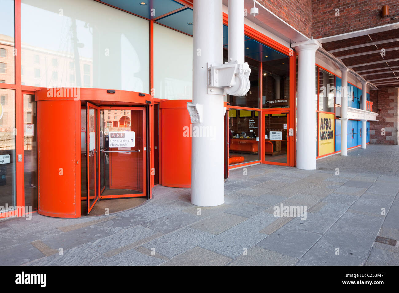 Al di fuori della Tate Gallery, Albert Dock, Liverpool Foto Stock