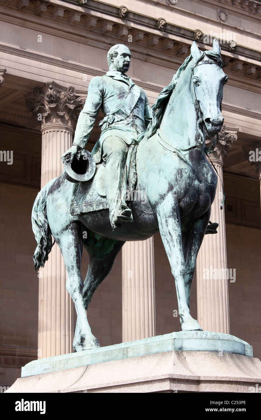 Prince Albert statua al di fuori di St Georges Hall di Liverpool Foto Stock