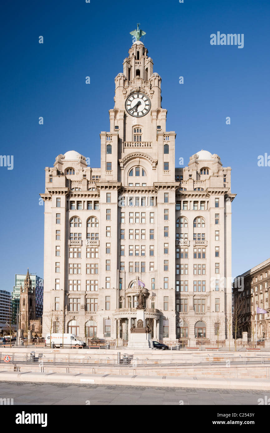 Il Liver Building al Pier Head, Liverpool Foto Stock