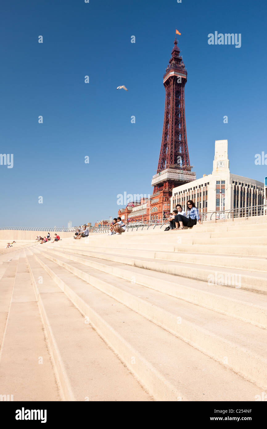 La Blackpool Tower sui gradini a Blackpool Beach in Lancashire, Inghilterra, Regno Unito Foto Stock