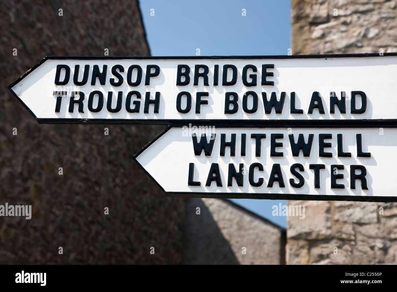 Seguire le indicazioni per Ponte Dunsop nella foresta di Bowland, Lancashire, Inghilterra, Regno Unito Foto Stock