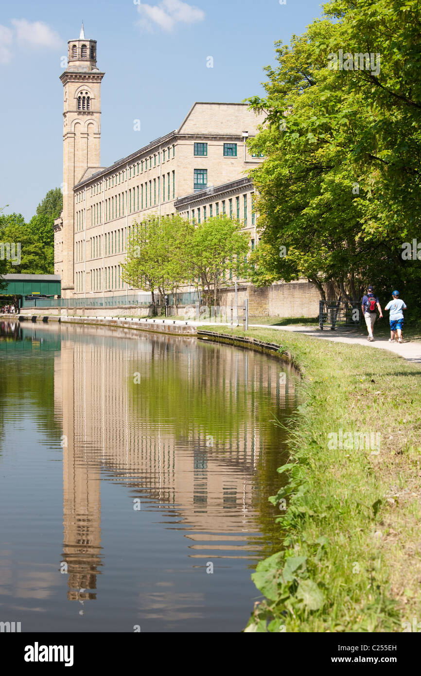 Salts Mill dal fiume Aire in Saltaire, nello Yorkshire, Regno Unito Foto Stock