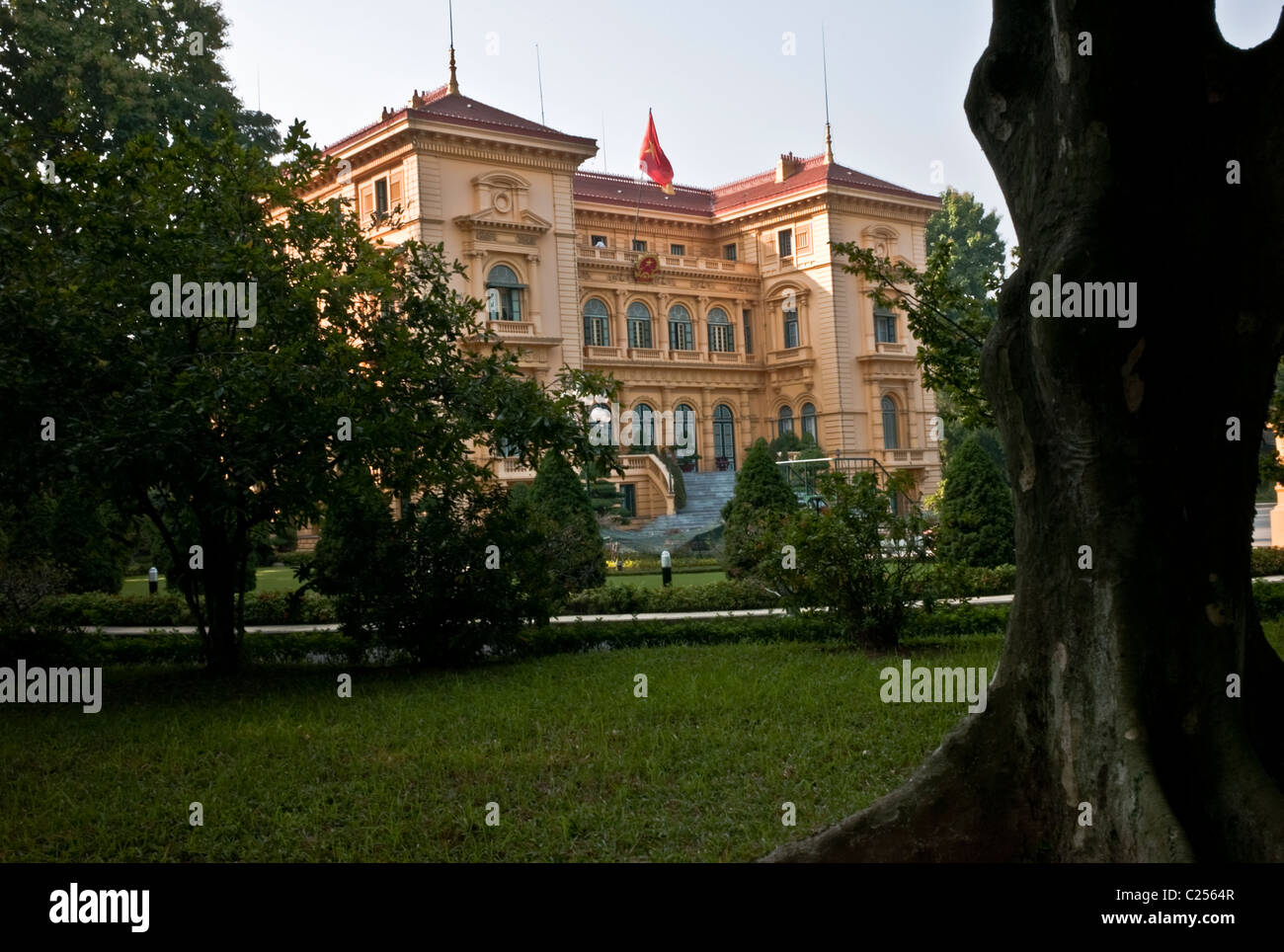 Palazzo Presidenziale, Ho Chi Minh mai vissuto nel palazzo, ma vissuto in una piccola casa vicino. Hanoi, Vietnam del Nord Foto Stock