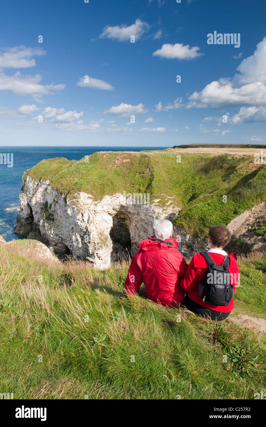 I camminatori sulle scogliere tra Flamborough Head e Thornwick Bay, Flamborough, East Yorkshire Foto Stock
