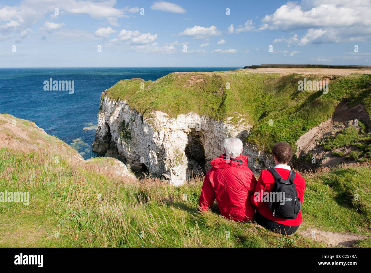 I camminatori sulle scogliere tra Flamborough Head e Thornwick Bay, Flamborough, East Yorkshire Foto Stock