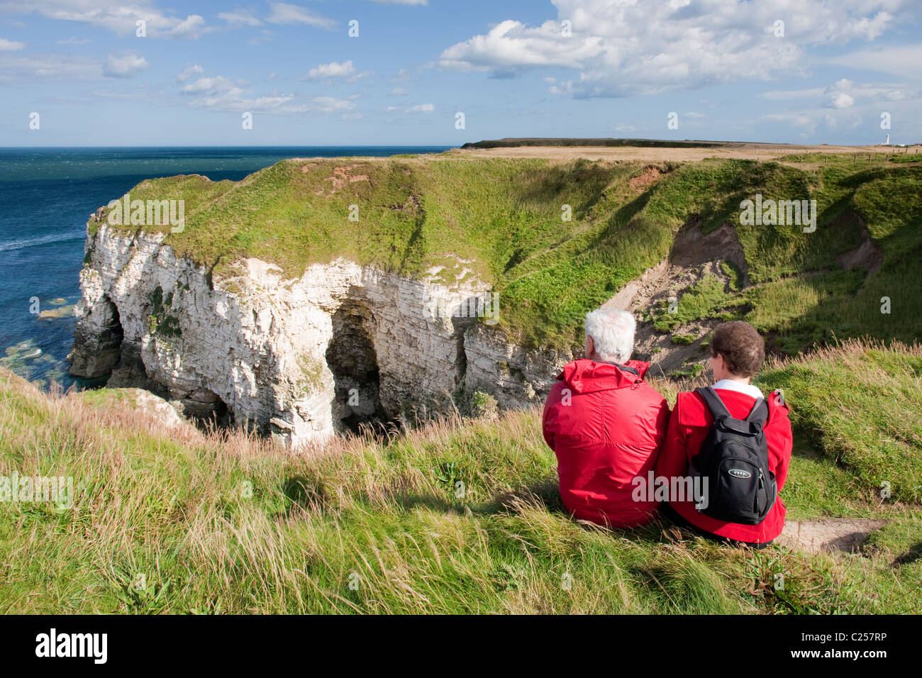 I camminatori sulle scogliere tra Flamborough Head e Thornwick Bay, Flamborough, East Yorkshire Foto Stock