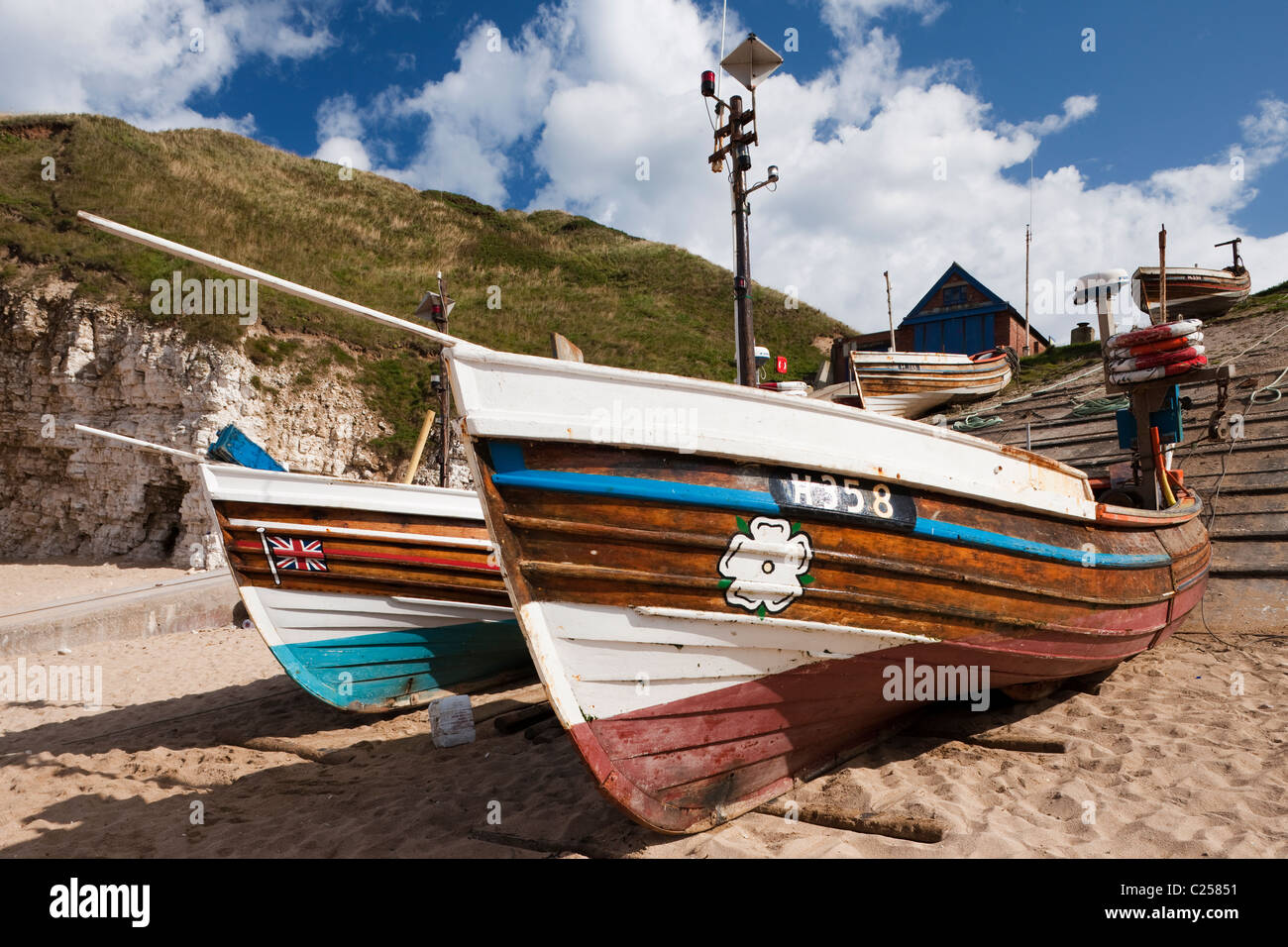 Barche di pescatori sulla spiaggia a nord di atterraggio, Flamborough, East Yorkshire Foto Stock