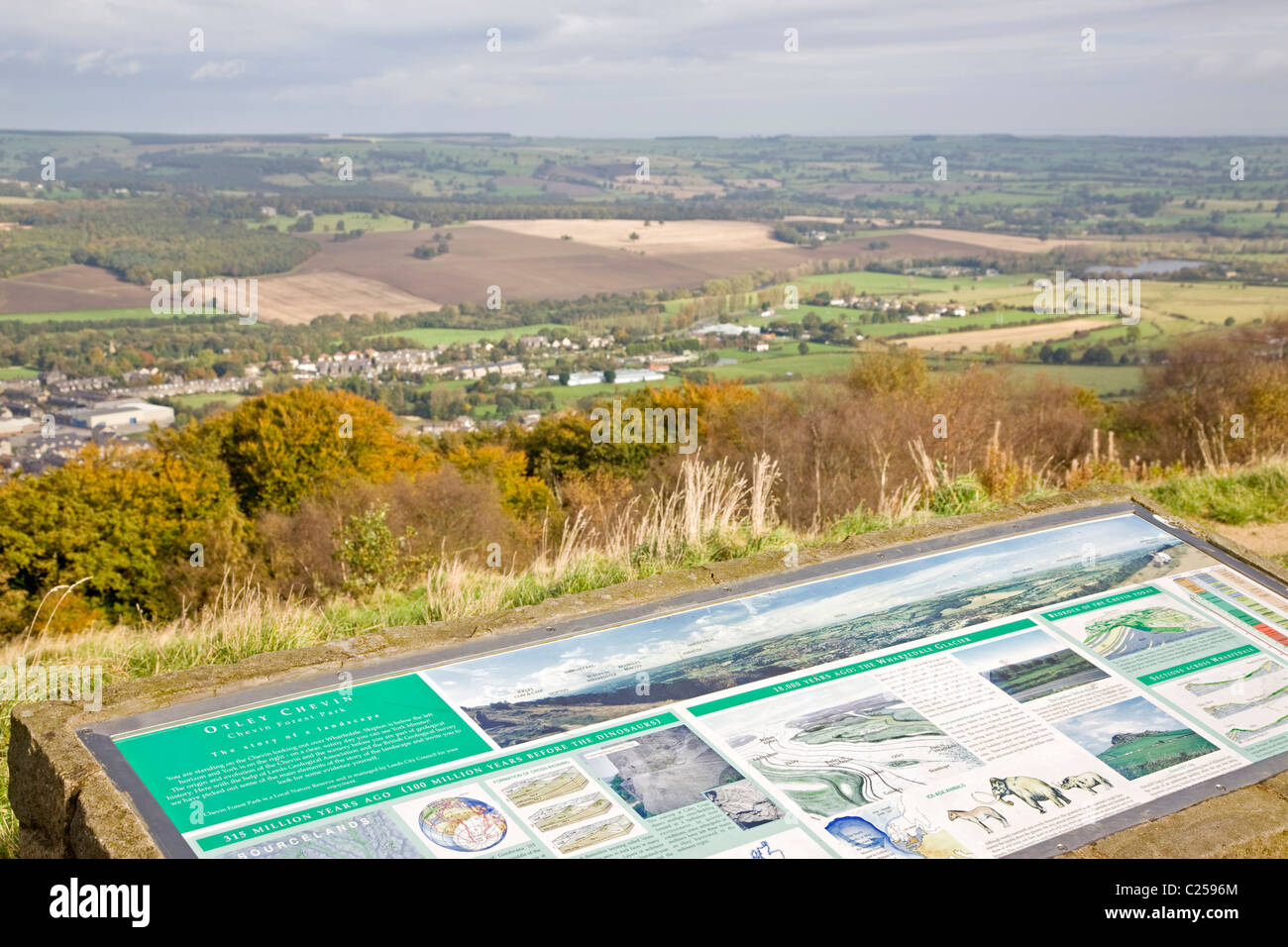 Vista su Wharfedale inferiore e Otley dal Chevin Ridge a vista a sorpresa Foto Stock