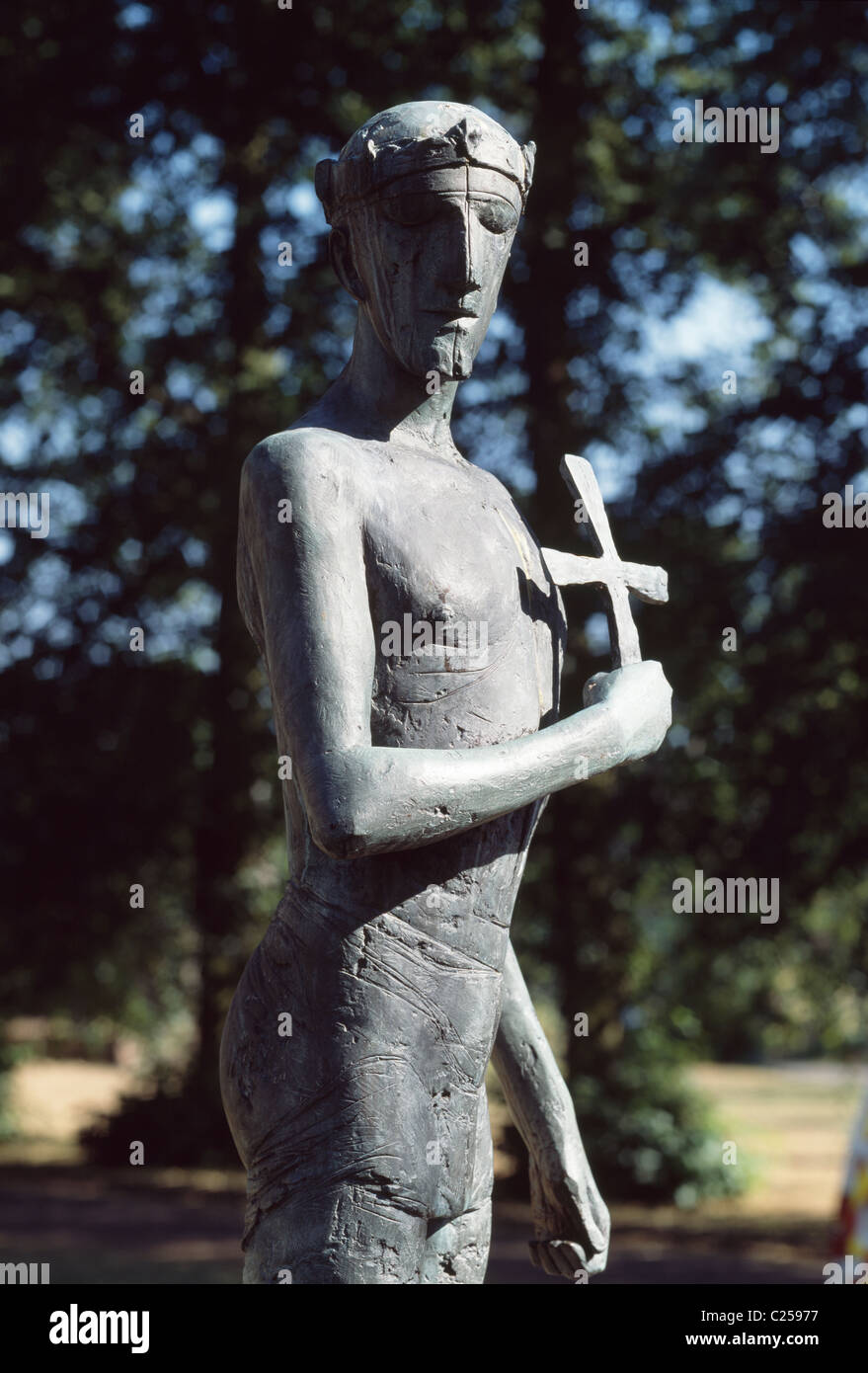 St Edmundsbury Cathedral, Bury St Edmunds, Suffolk, Inghilterra. Statua di San Edmund da Elisabeth Frink 1976 Foto Stock