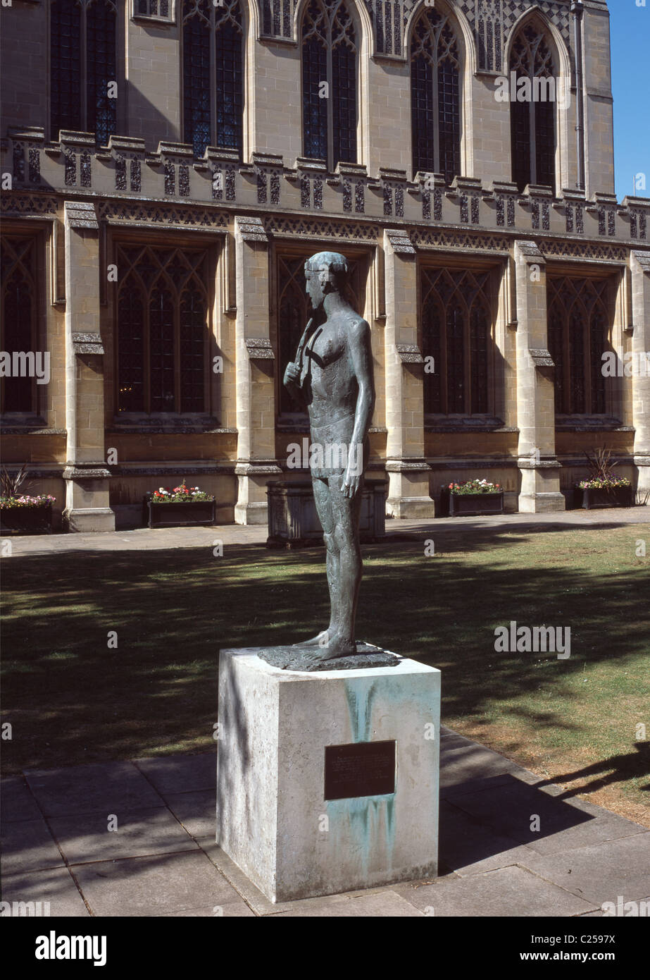 St Edmundsbury Cathedral, Bury St Edmunds, Suffolk, Inghilterra. Statua di San Edmund da Elisabeth Frink 1976 Foto Stock