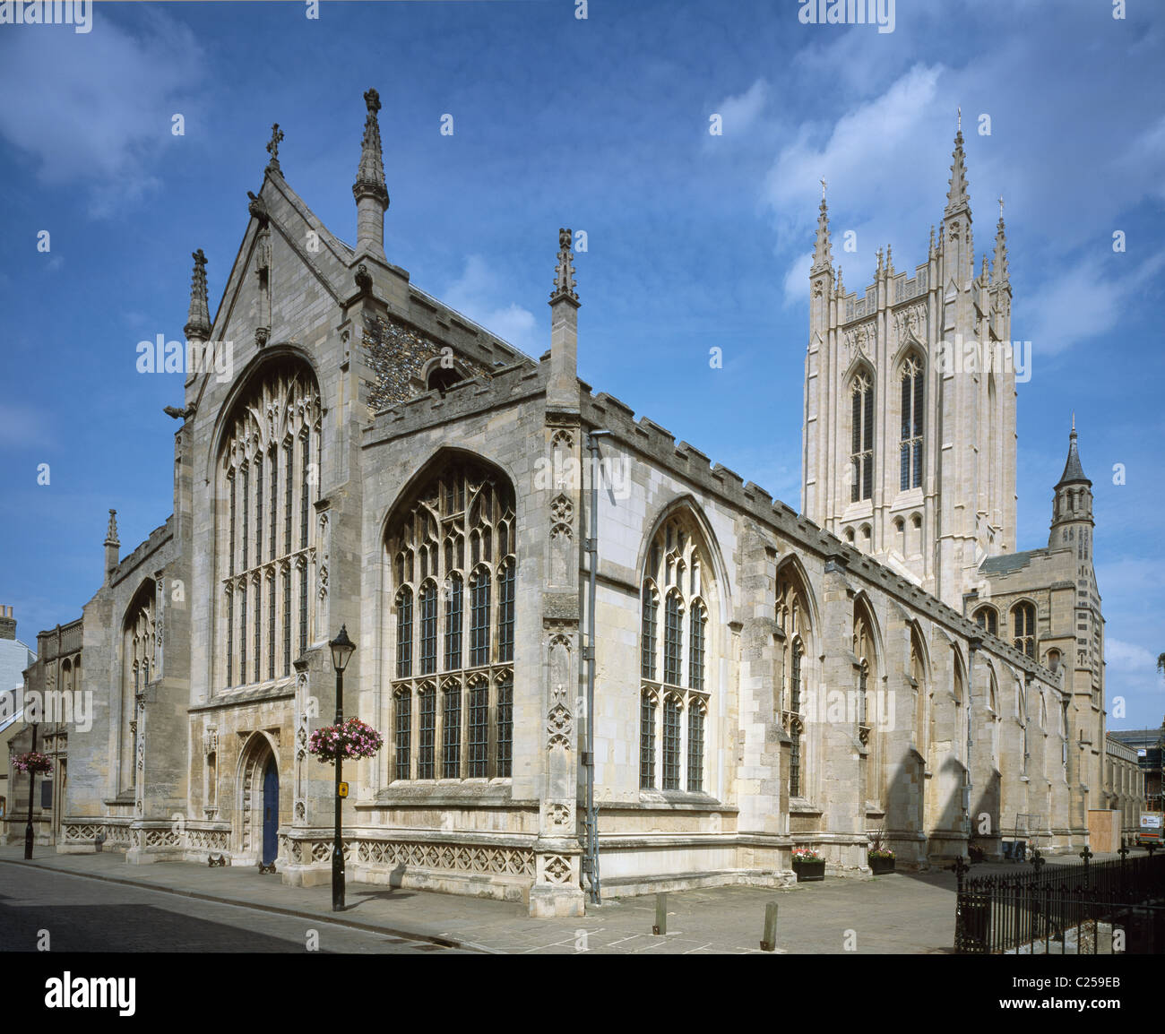 St Edmundsbury Cathedral, Bury St Edmunds, Suffolk, Inghilterra. Vista esterna da sud-ovest, New Millennium Tower Foto Stock