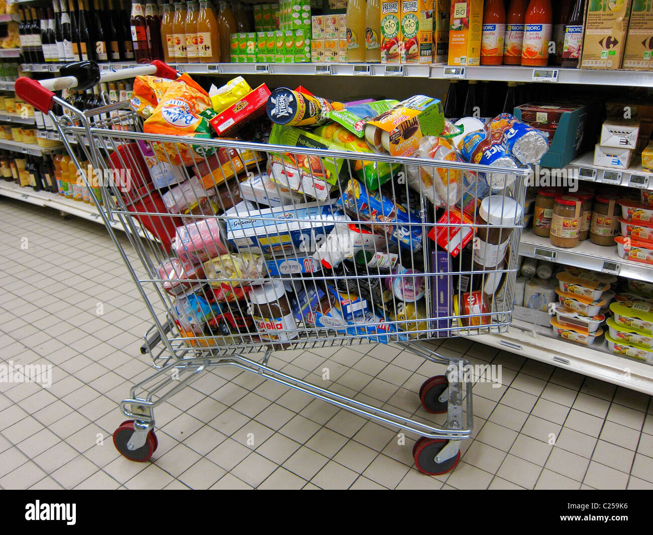 Carrelli da supermercato carrefour immagini e fotografie stock ad alta