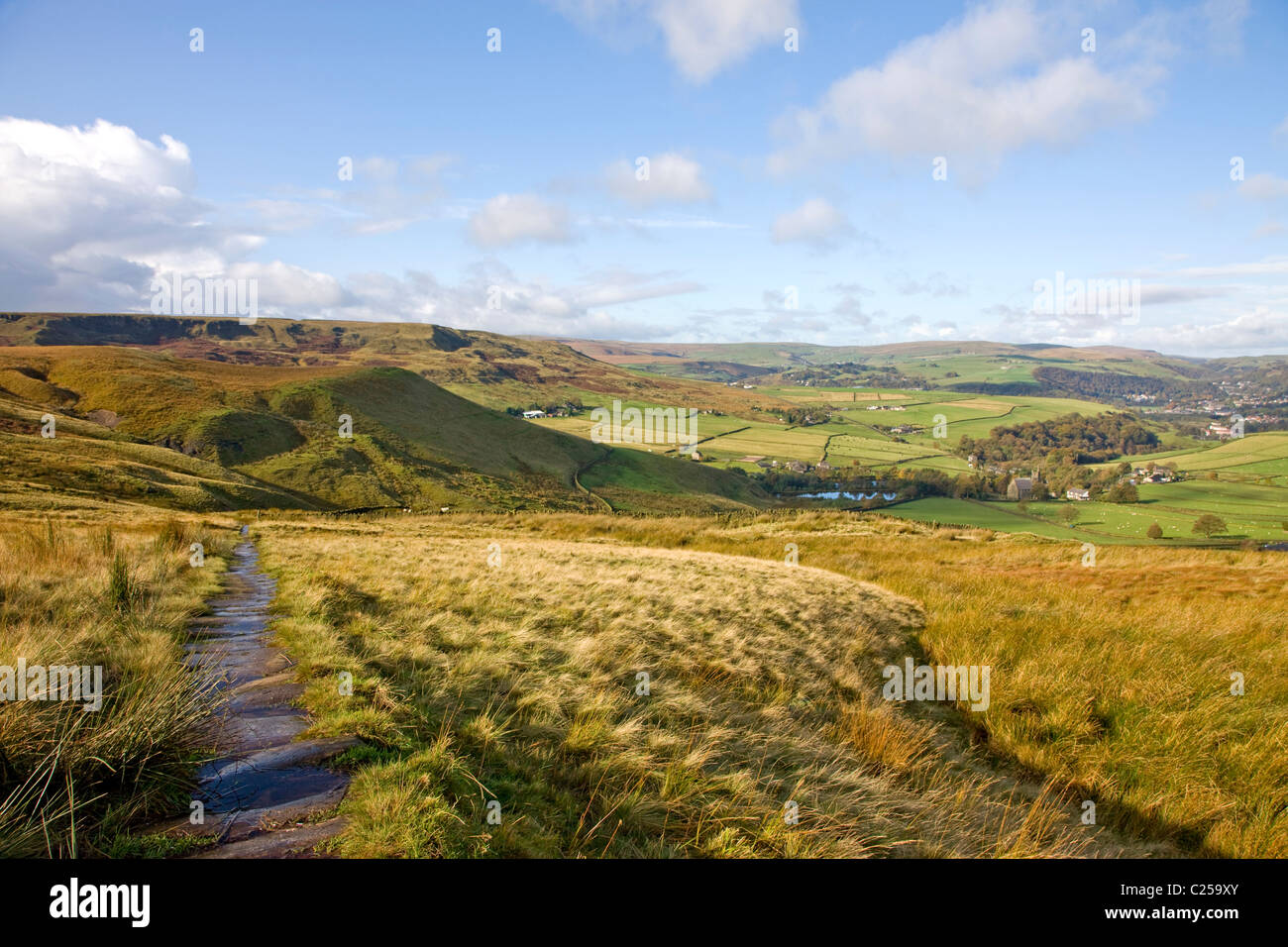 Vista Ovest su terreni agricoli e mori su Pennine Way verso Stoodley Pike Foto Stock