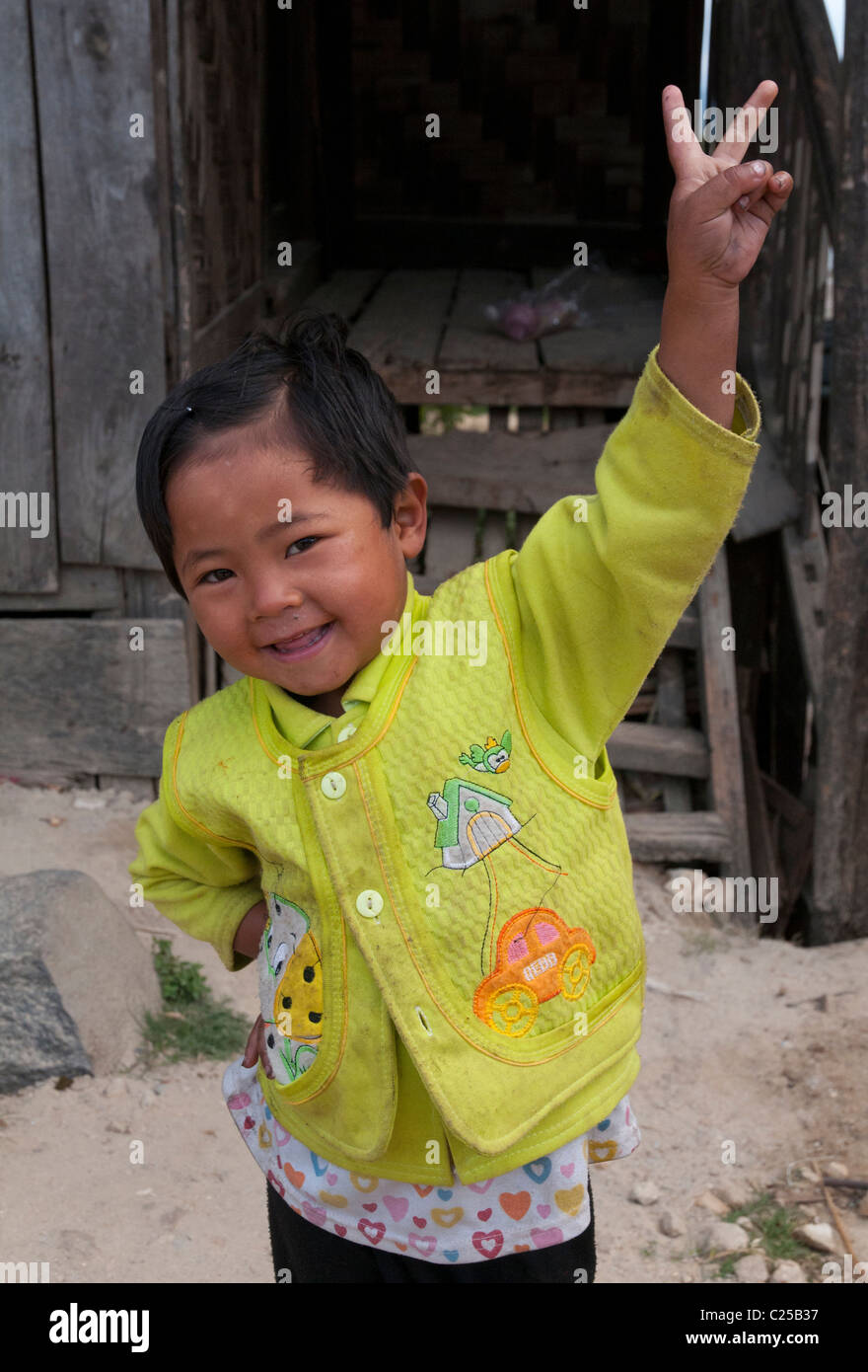 Ritratto di un bambino. Città Nahmsan. Il nord dello Stato di Shan. Myanmar Foto Stock