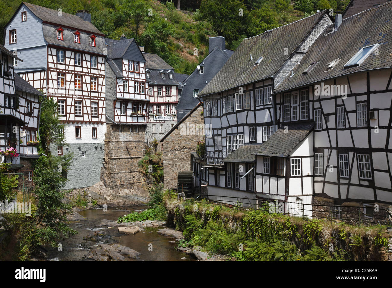 Centro storico a struttura mista in legno e muratura edifici accanto al fiume Rur in Monschau,Germania. Foto Stock