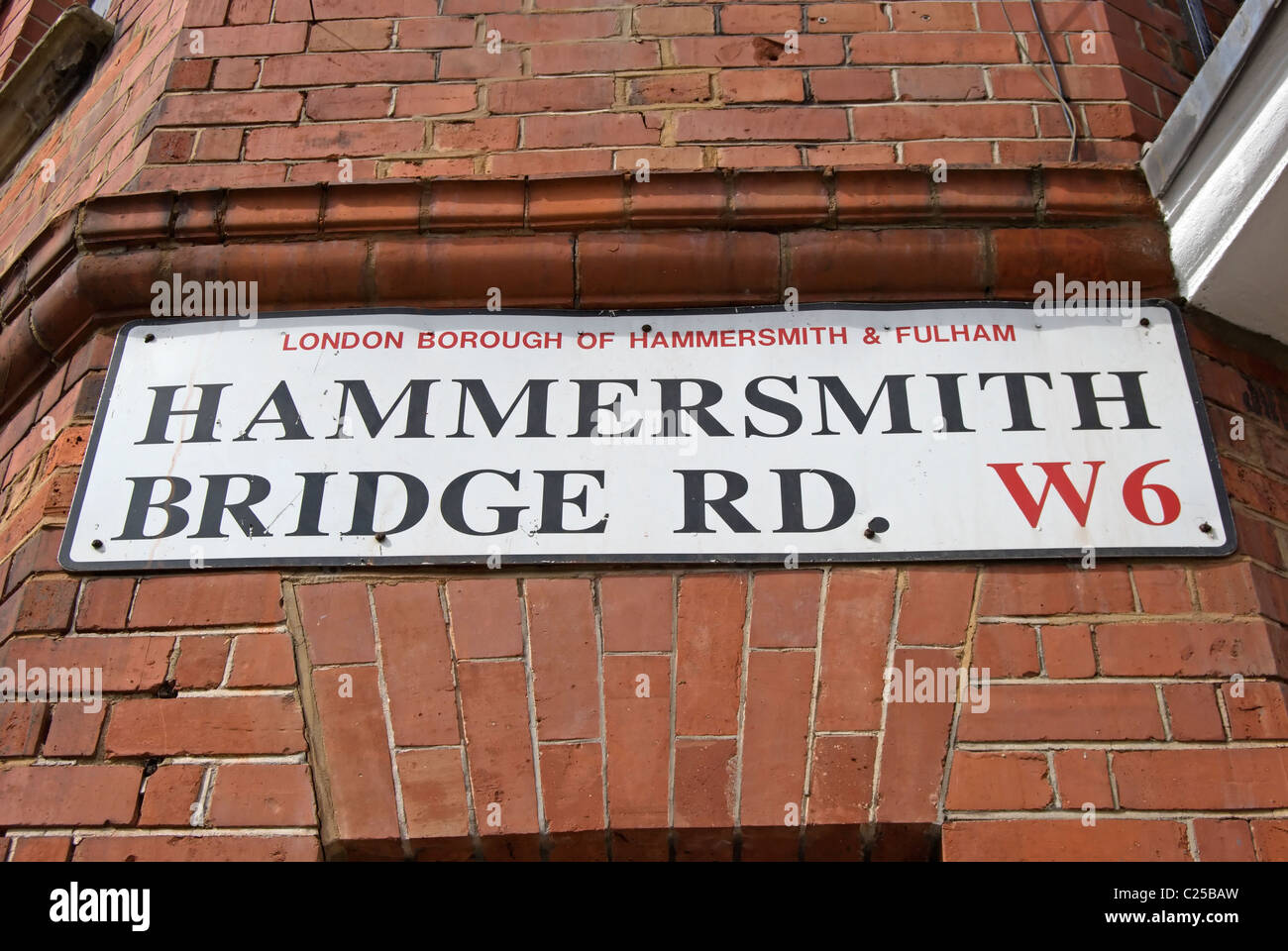 Il nome della strada segno per Hammersmith Bridge Road, Hammersmith, ad ovest di Londra - Inghilterra Foto Stock