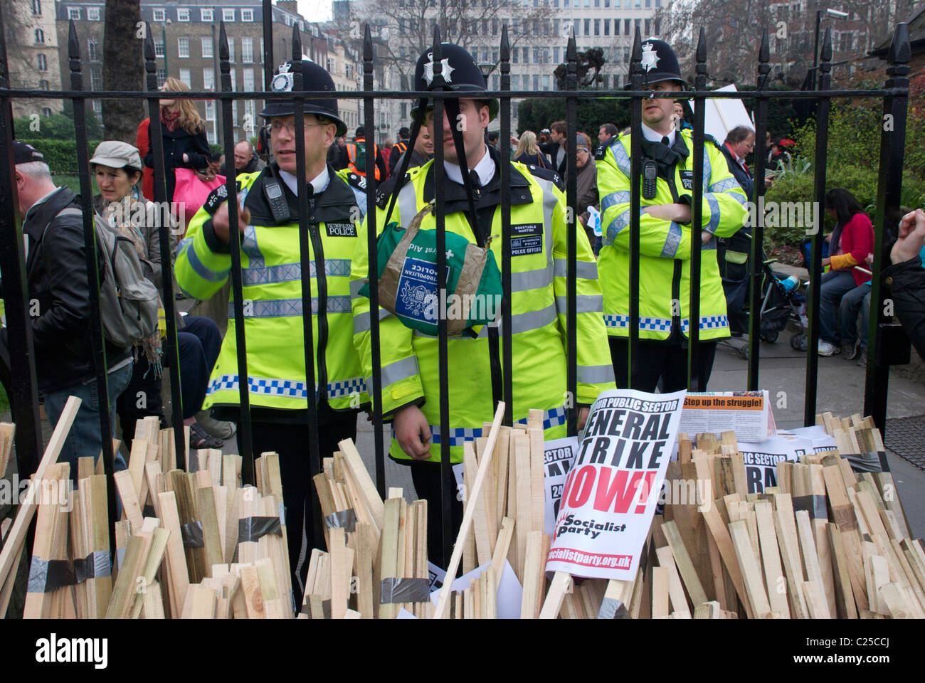 I poliziotti osservano sopra come i manifestanti della tassa di istruzione dello studente marciano giù l'Embankment di Victoria verso Westminster e Trafalgar Square durante 2010. Foto Stock