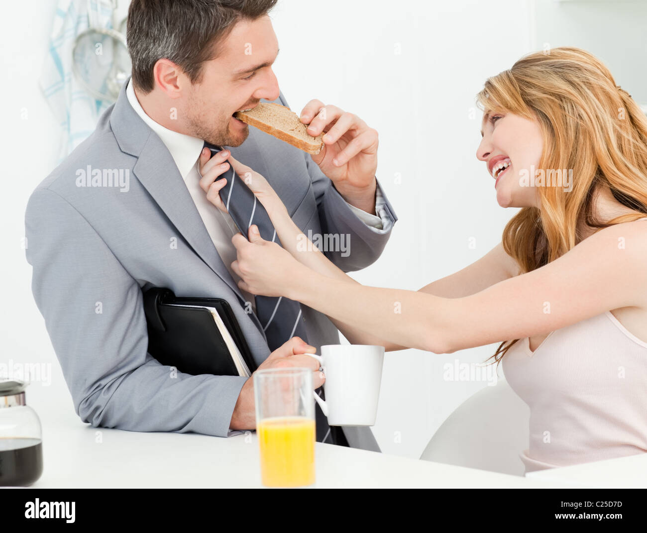 La donna la regolazione del tirante del marito Foto Stock