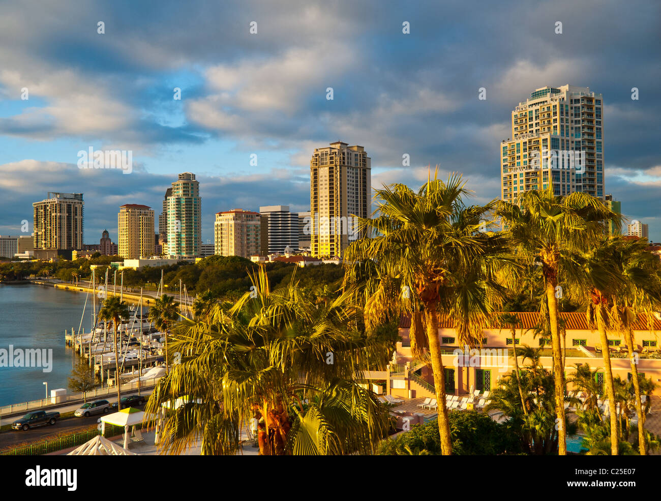 Skyline della città che si affaccia sul Renaissance Vinoy Resort di lusso e marina nel centro di San Pietroburgo, Florida, Stati Uniti d'America Foto Stock