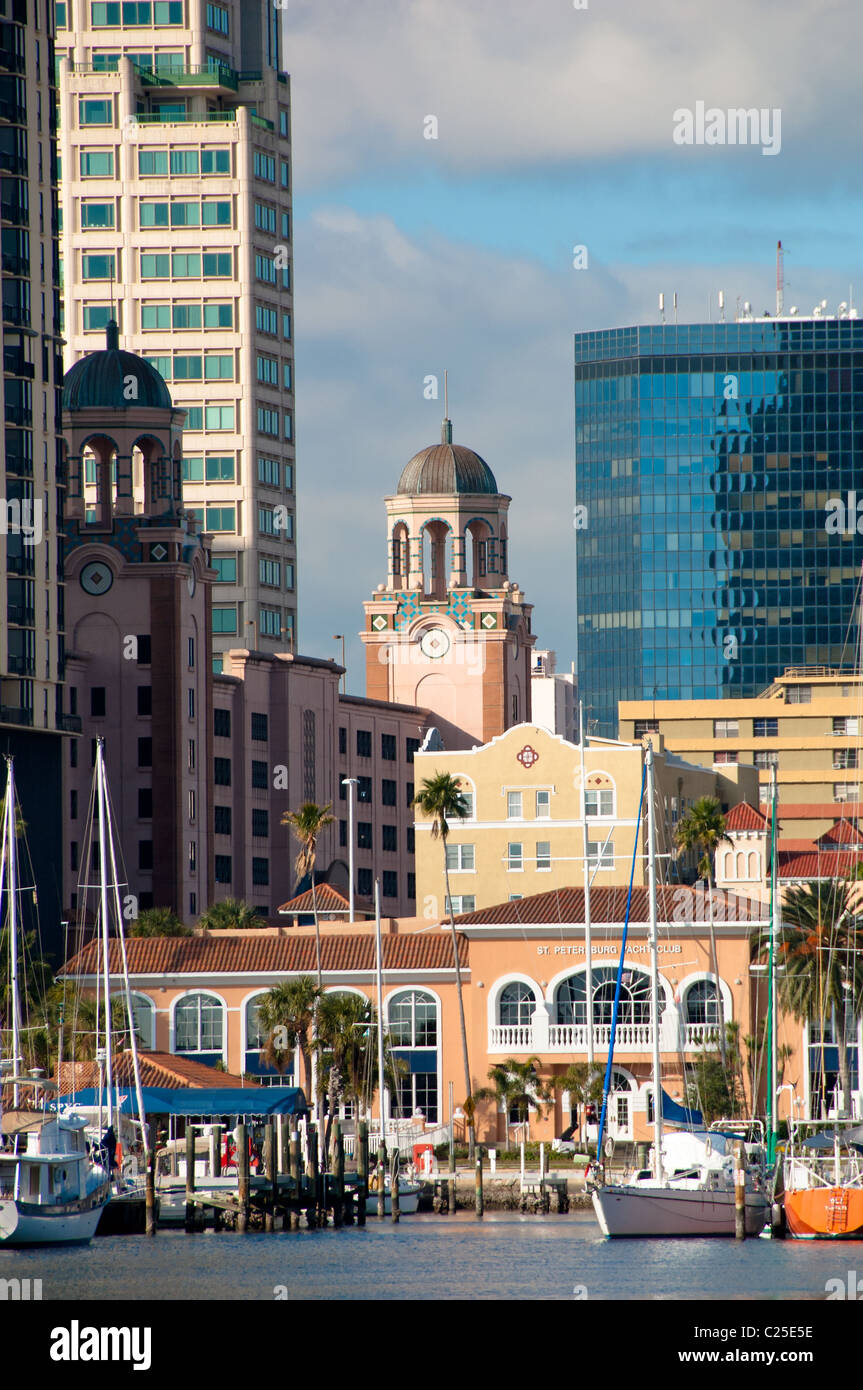 Il centro città e il bacino di yacht rivolta verso Tampa Bay a San Pietroburgo, Florida, Stati Uniti d'America Foto Stock