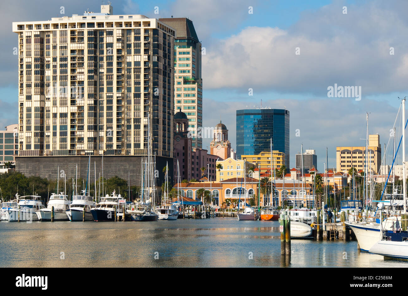 Il centro città e il bacino di yacht rivolta verso Tampa Bay a San Pietroburgo, Florida, Stati Uniti d'America Foto Stock