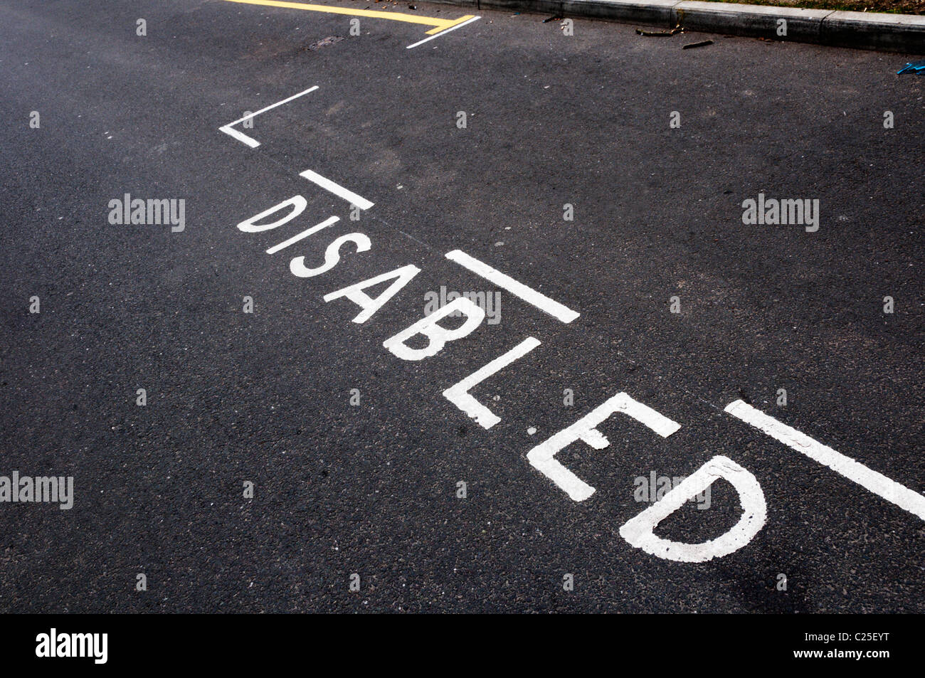 Un parcheggio disabili spazio. Vedere C25F11 per rivolti a destra. Foto Stock